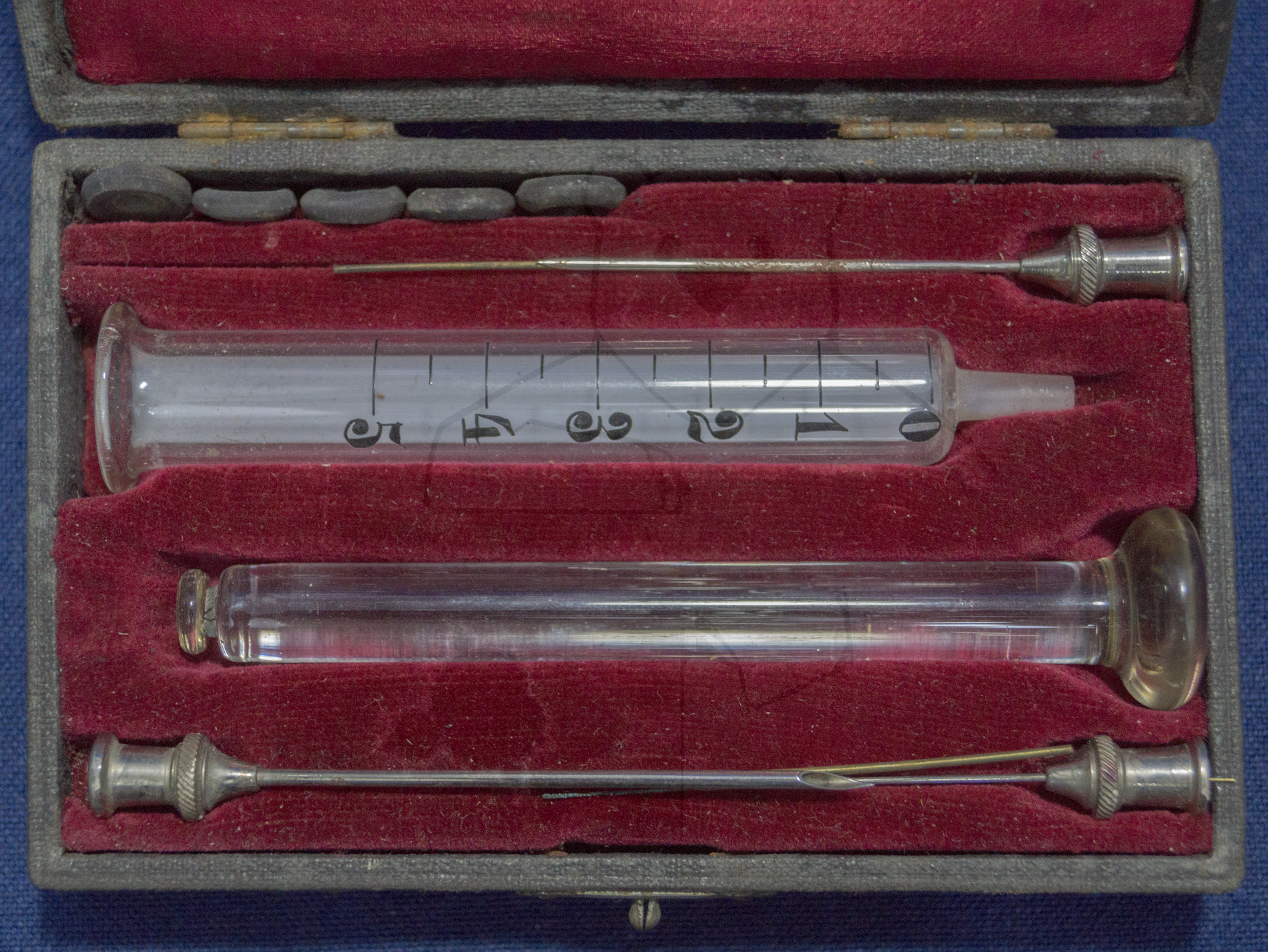 Handgemachte Glasspritze und Kanülen, um 1900, Etui mit Spritze, Stempel, Kanülen, Dichtungen und Reinigungsdrähten